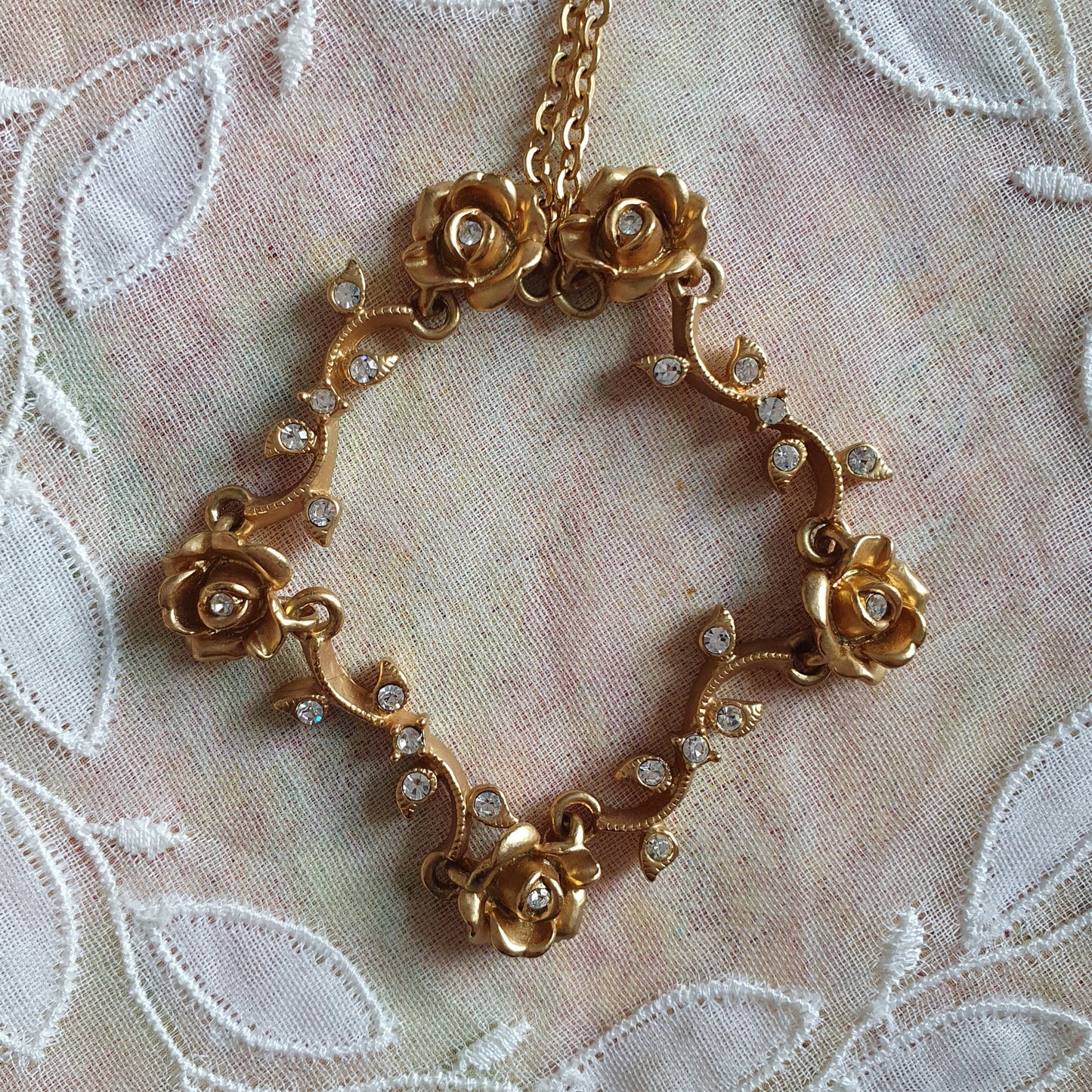 Necklace - Avon NR Rose Vine Necklace