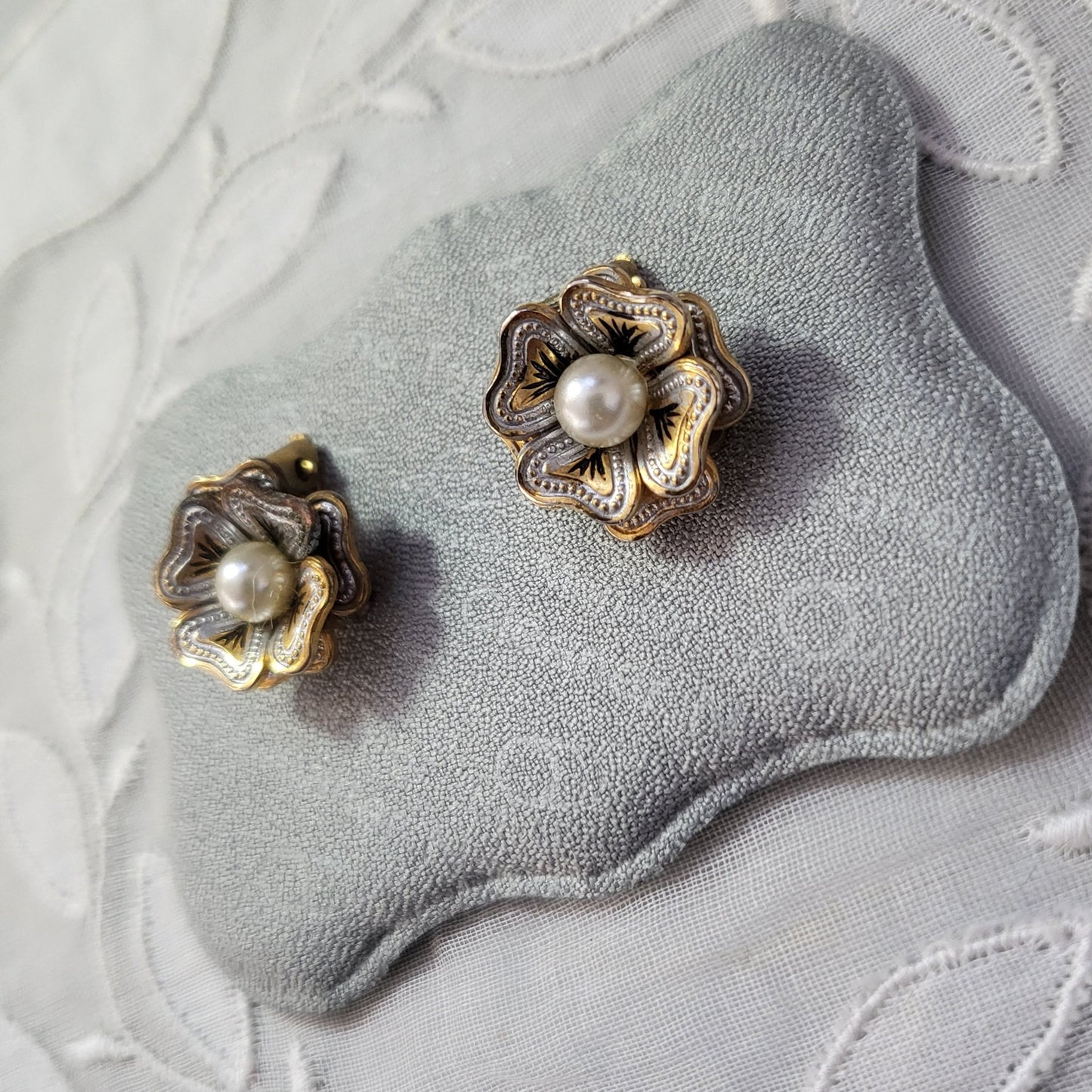 Clip on - Damascene Pearl Flower Clip On Earrings