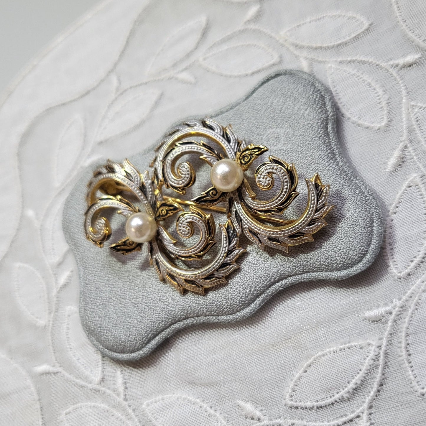 Brooch - Damascene Faux Pearl Swirly Brooch