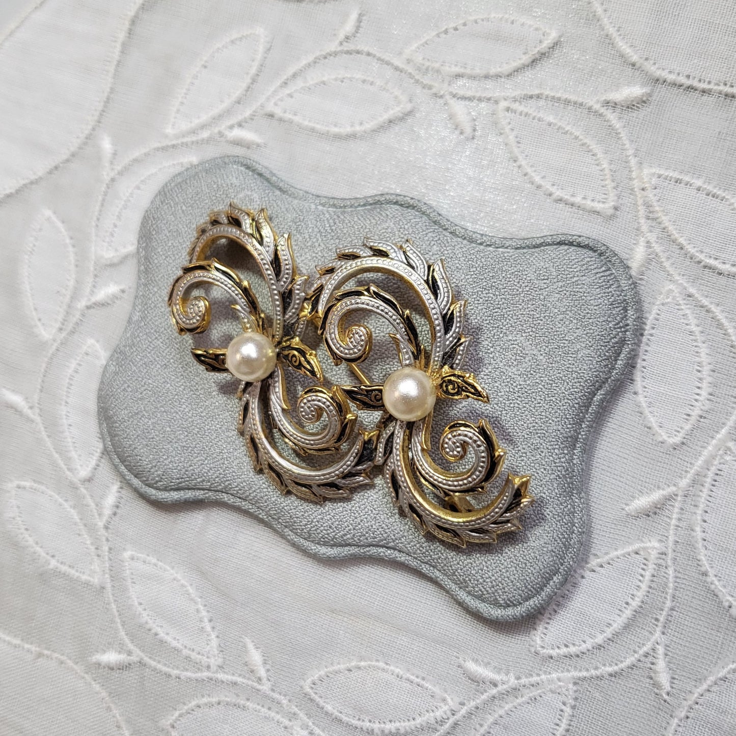 Brooch - Damascene Faux Pearl Swirly Brooch