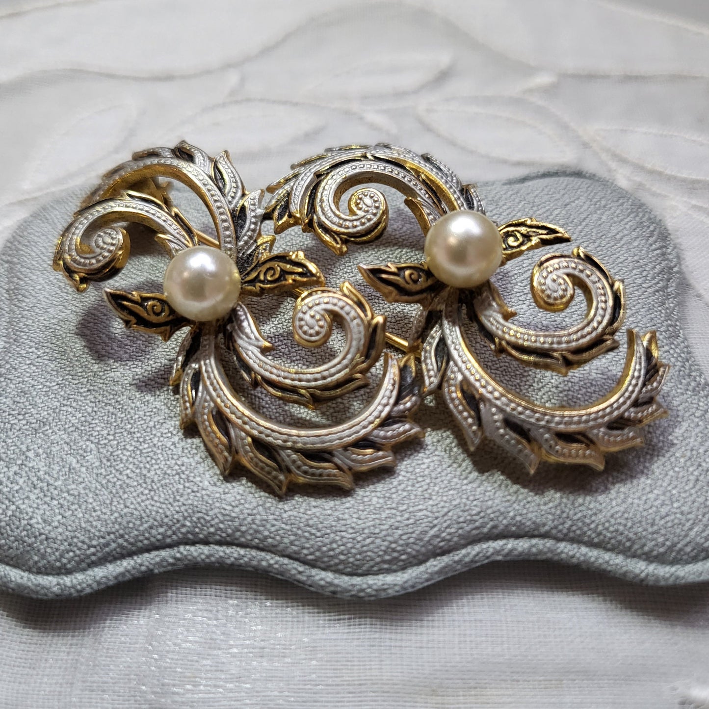 Brooch - Damascene Faux Pearl Swirly Brooch