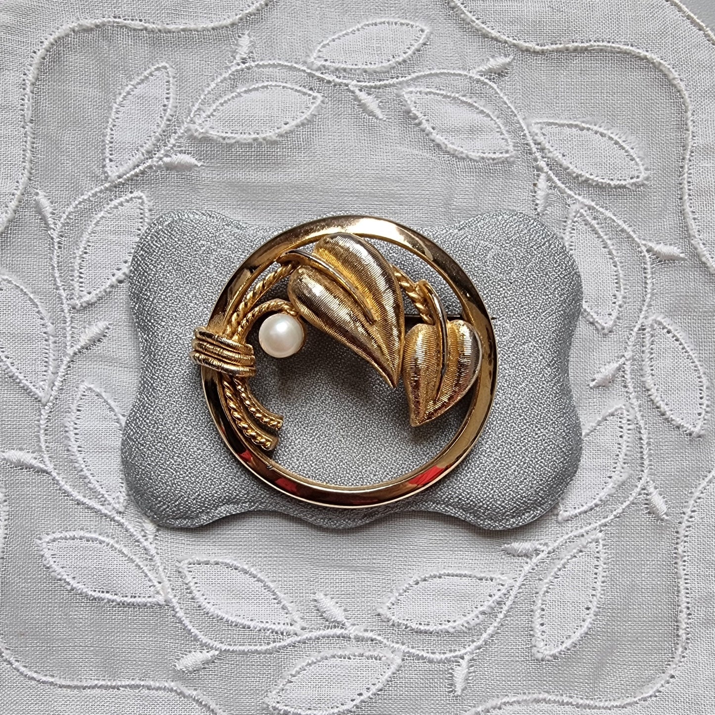 Brooch - Sphinx Faux Pearl Flowers Brooch