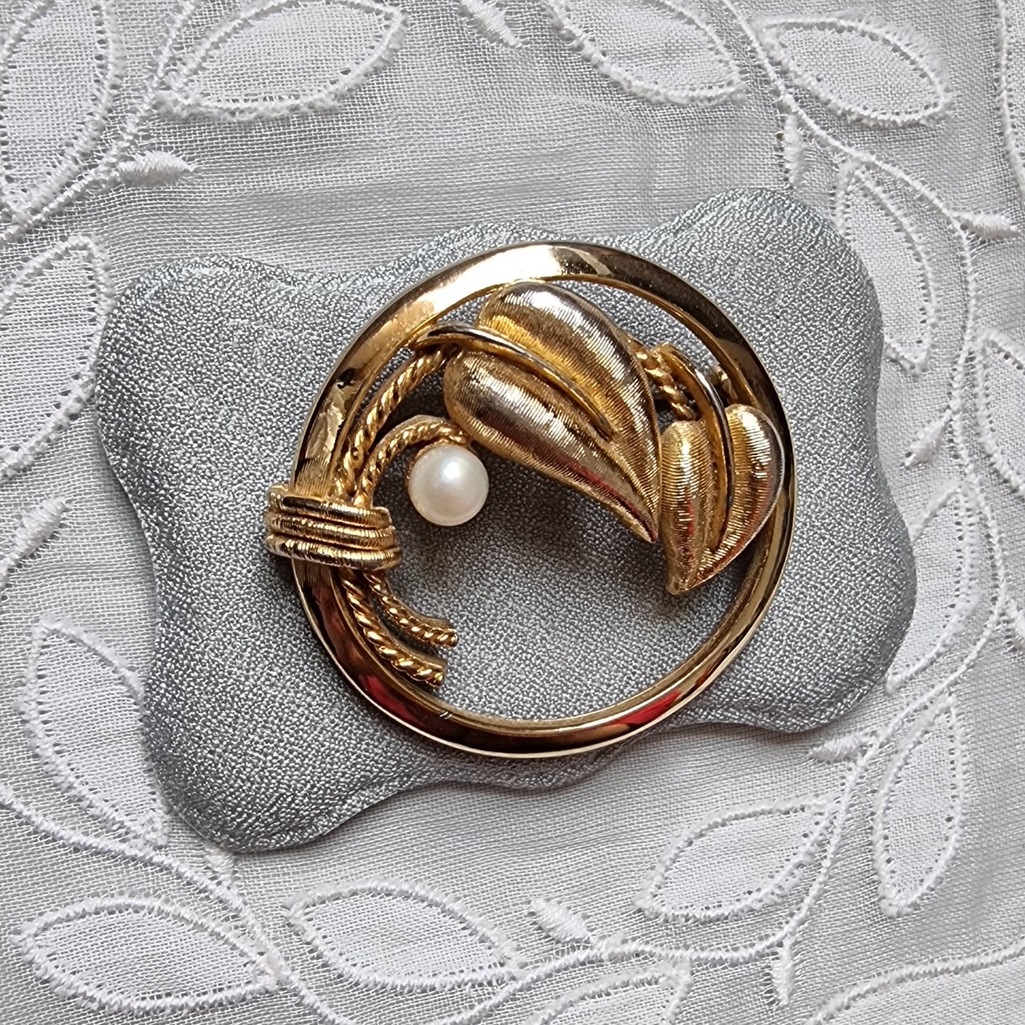 Brooch - Sphinx Faux Pearl Flowers Brooch