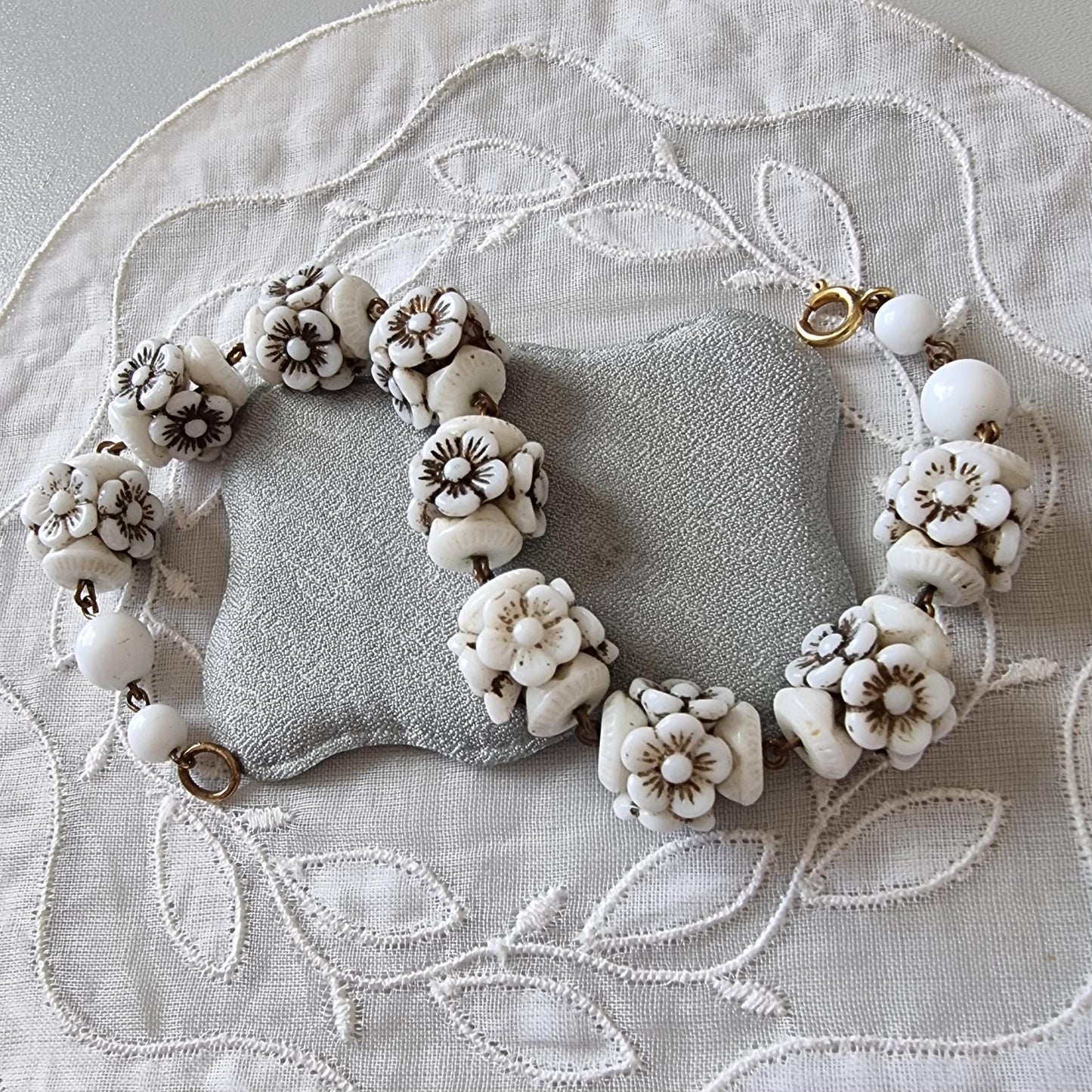 Bracelet - White Glass Flower Beads Bracelet