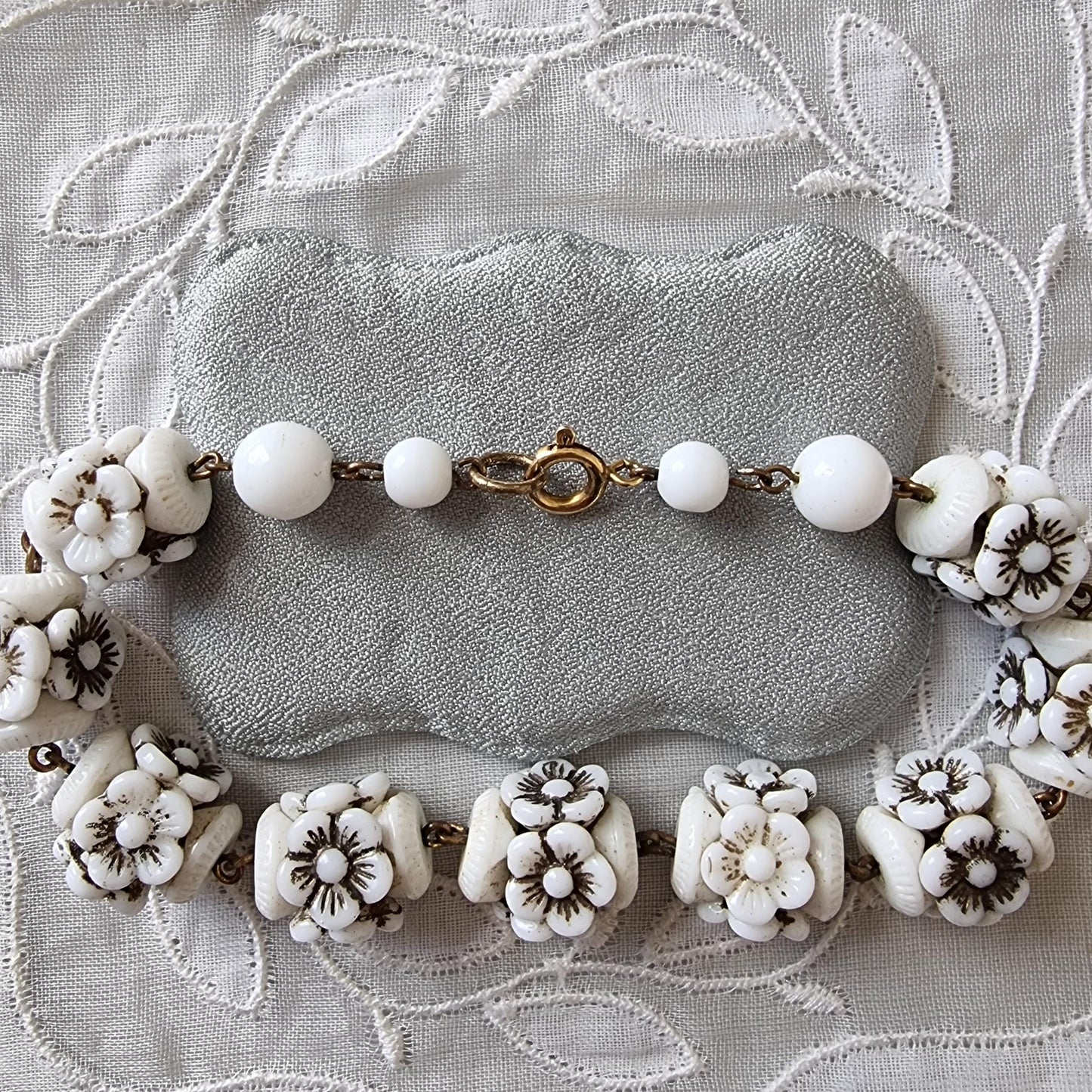 Bracelet - White Glass Flower Beads Bracelet