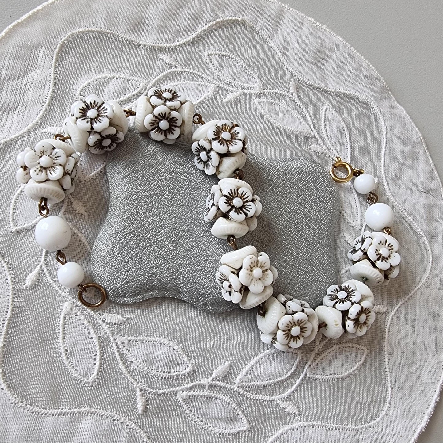 Bracelet - White Glass Flower Beads Bracelet