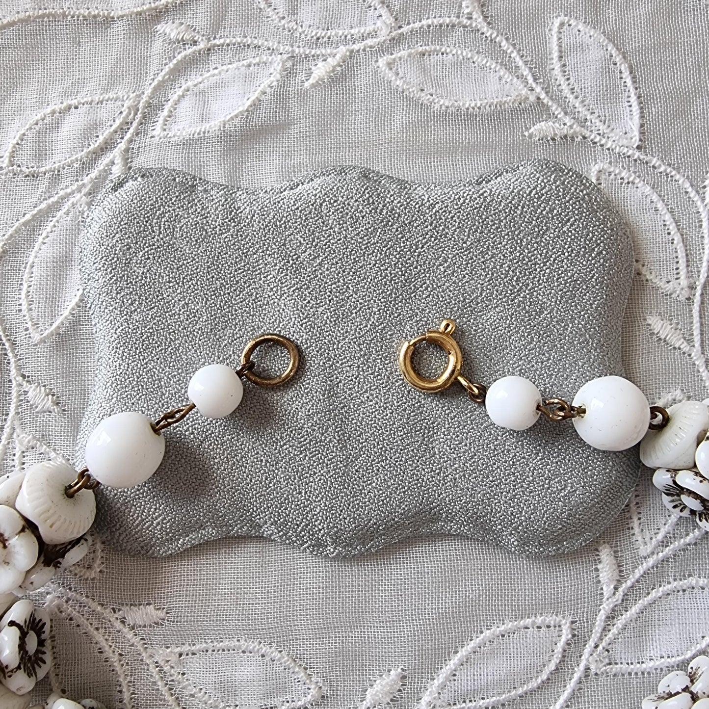 Bracelet - White Glass Flower Beads Bracelet