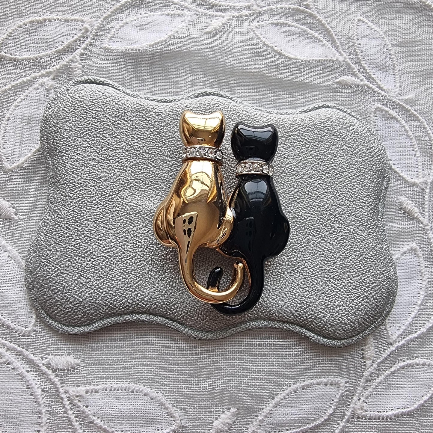 Brooch - Keyes Gold and Black Cats with Crystal Collars Brooch