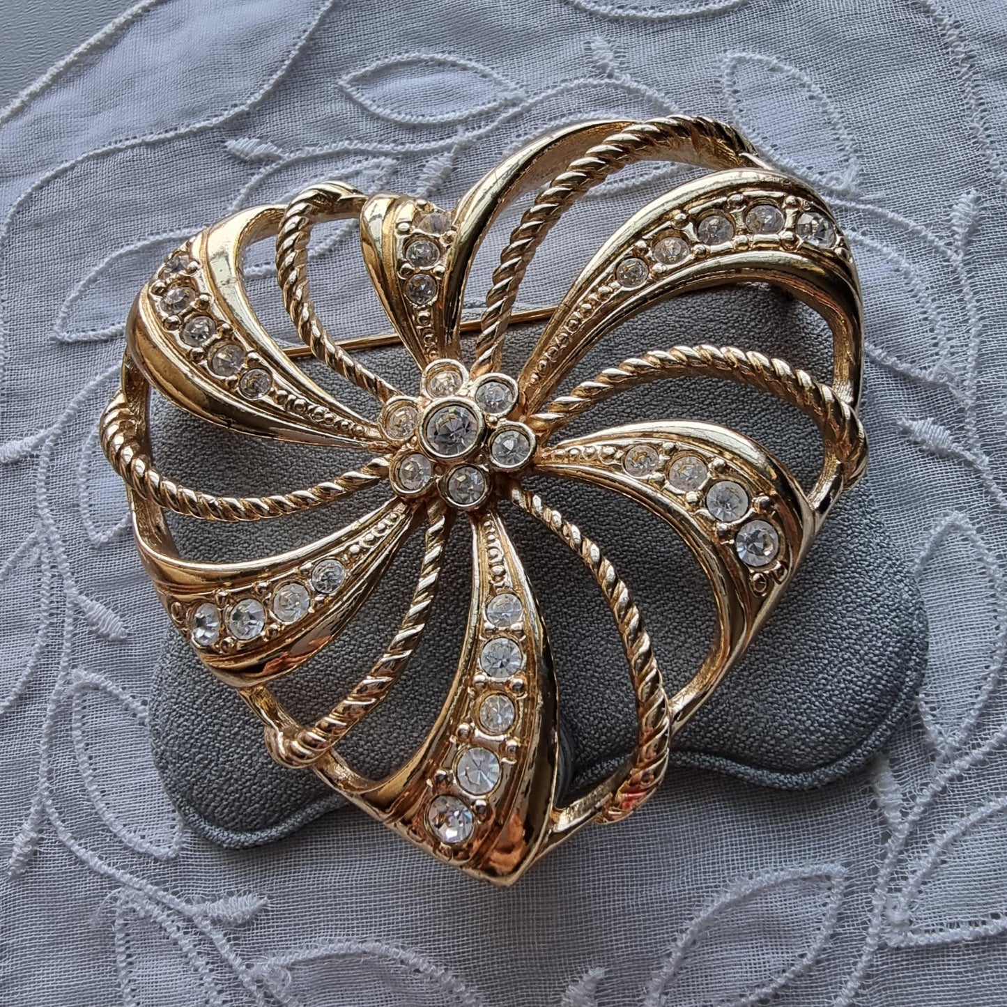 Brooch - Avon Big Heart Crystal Spray Brooch