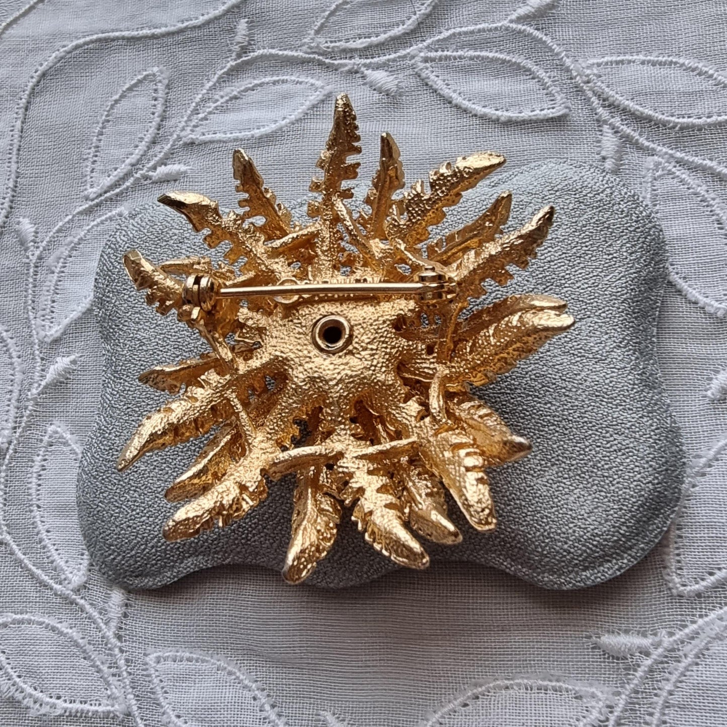 Brooch - Sarah Coventry Brown Moulded Glass Flower Brooch